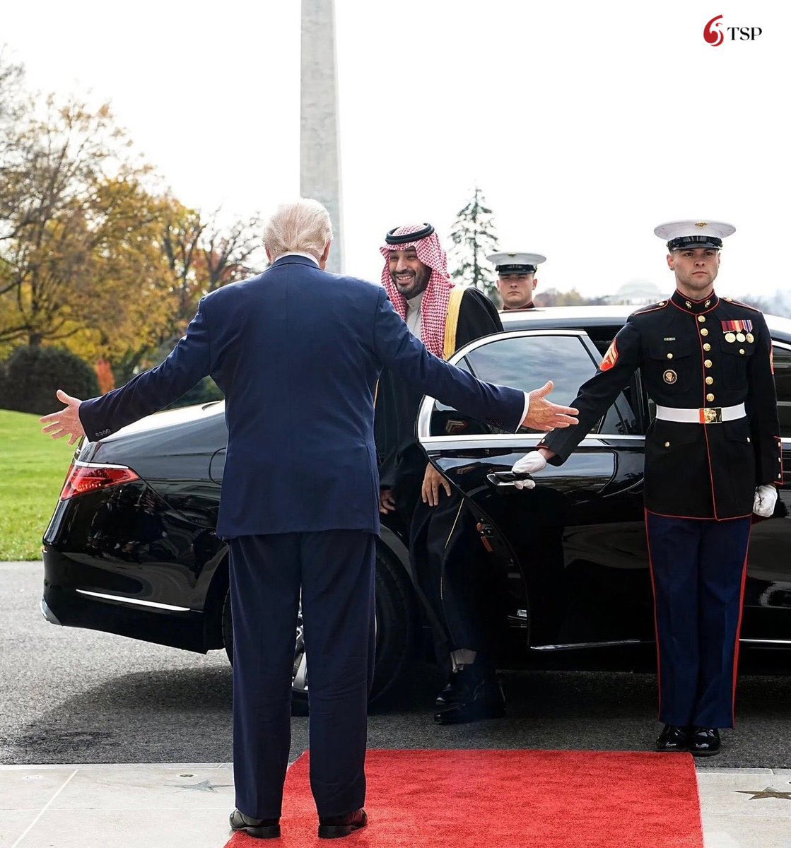 يوما بعد يوم محمد بن سلمان يضع السعودية والسعوديين في المكان العالمي الذي يستحقونه … تاريخ جديد يكتب للمملكة في هذه السنوات ملئ بالعلم والحداثة والقوة … حضوره مميز ،
 وصورة مشرفة 
تدعوا كل سعودي وسعودية للفخر ببلادهم 
#محمد_بن_سلمان_في_واشنطن
#السعودية