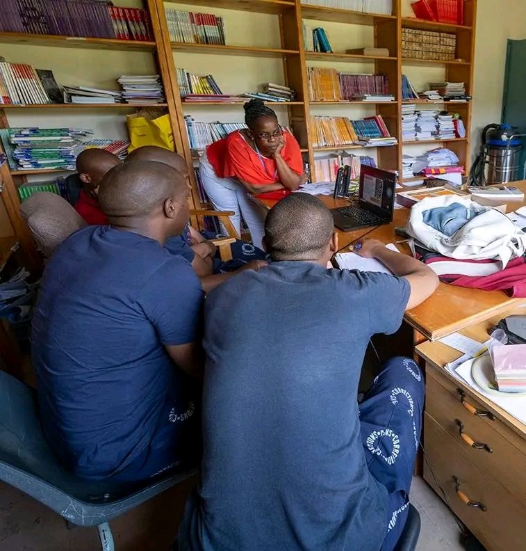 DCS_ZA's tweet image. Healthy relationships are key to successful reintegration. The programme equips youth with the skills to:

💬 Communicate effectively
😤 Handle their own anger in constructive ways
🧘 Respond safely to anger or conflict from others

facebook.com/10006901132463…