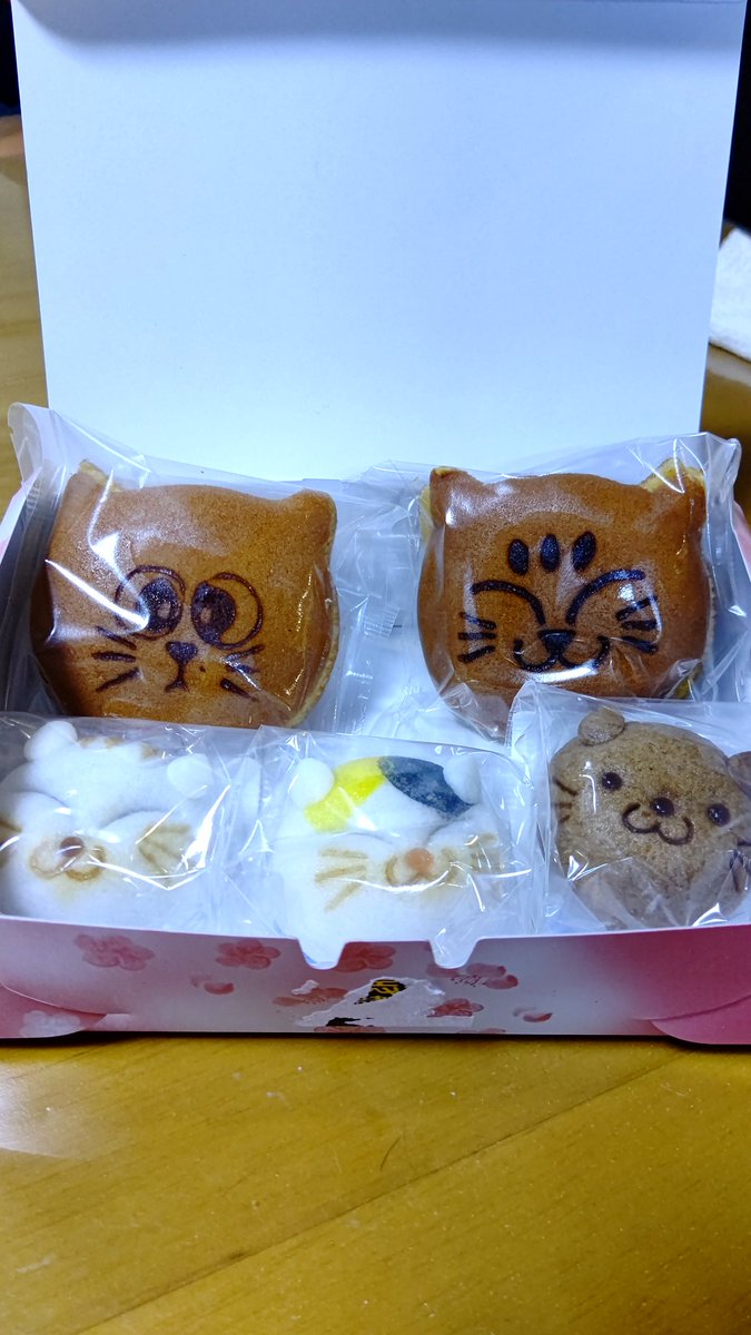見て見て。

旦那さんが買ってきた猫まんじゅう&amp;猫どら焼きセット❤️
可愛くて食べられなーい😂