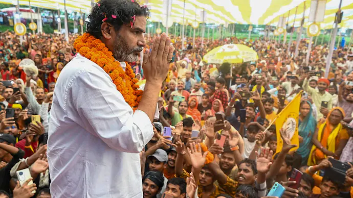 IndiaToday's tweet photo. 𝐆𝐚𝐧𝐝𝐡𝐢 𝐌𝐚𝐢𝐝𝐚𝐧 𝐯𝐬 𝐀𝐬𝐡𝐫𝐚𝐦: 𝐏𝐫𝐚𝐬𝐡𝐚𝐧𝐭 𝐊𝐢𝐬𝐡𝐨𝐫 𝐞𝐦𝐞𝐫𝐠𝐞𝐬 𝐚𝐬 𝐭𝐚𝐥𝐥𝐞𝐬𝐭 𝐎𝐩𝐩𝐨𝐬𝐢𝐭𝐢𝐨𝐧 𝐥𝐞𝐚𝐝𝐞𝐫

With Rahul Gandhi and Tejashwi Yadav missing after the poll debacle in Bihar, Jan Suraaj founder Prashant Kishor has stepped into the spotlight, vowing to hold the NDA accountable on its poll promises. PK is starting his role of an opposition leader with a fast at Champaran's Gandhi Ashram, coinciding with Nitish Kumar's oath ceremony at Patna's Gandhi Maidan on November 20.

Read more: https://t.co/qLzSihrr96