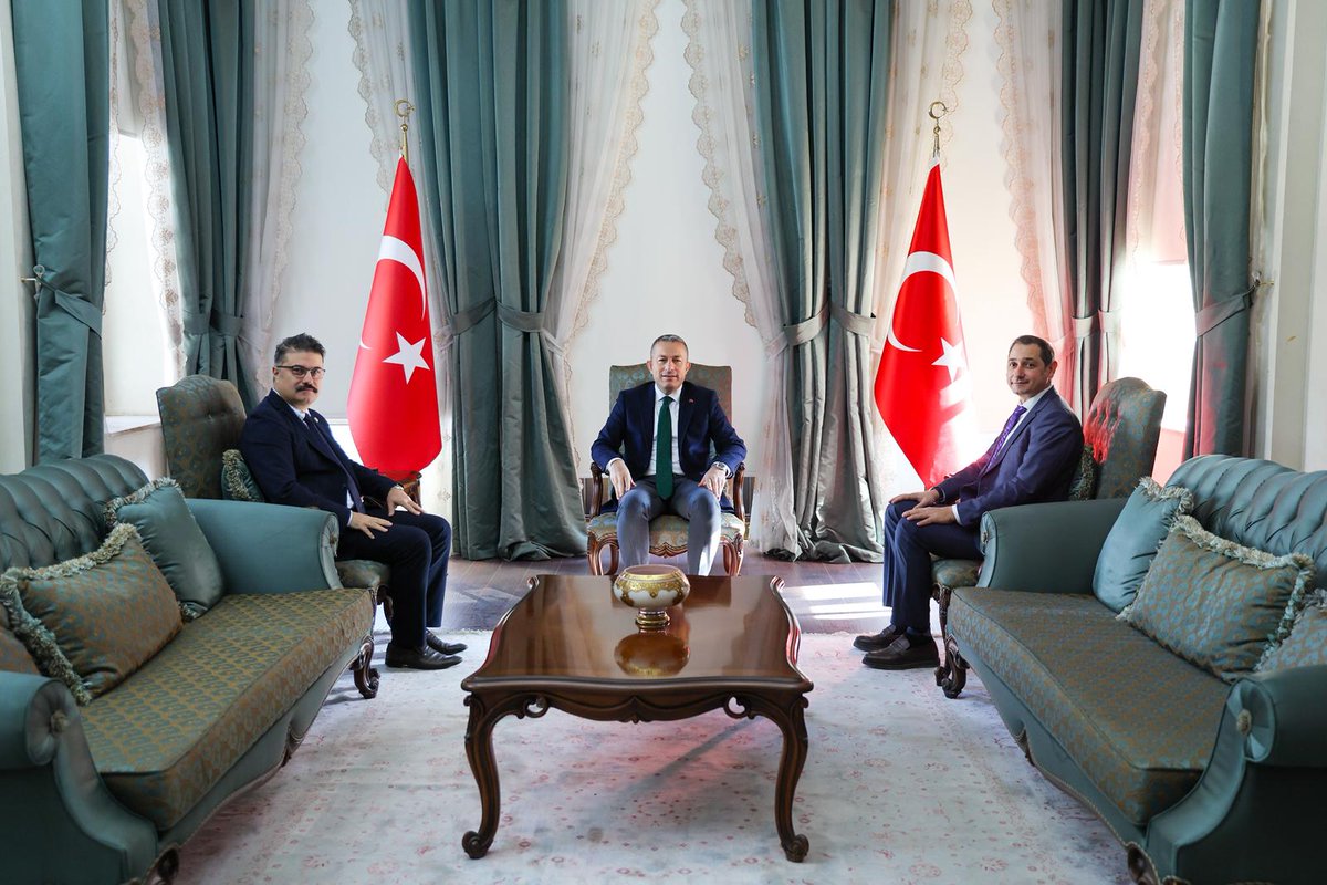 Valimiz Sayın Tahir Şahin Basın İlan Kurumu Gaziantep Bölge Müdürü Sayın Arda Aşkın ve Türkiye İstatistik Kurumu Gaziantep Bölge Müdürü Sayın Tolga Demirel'i kabul etti.

#Kilis