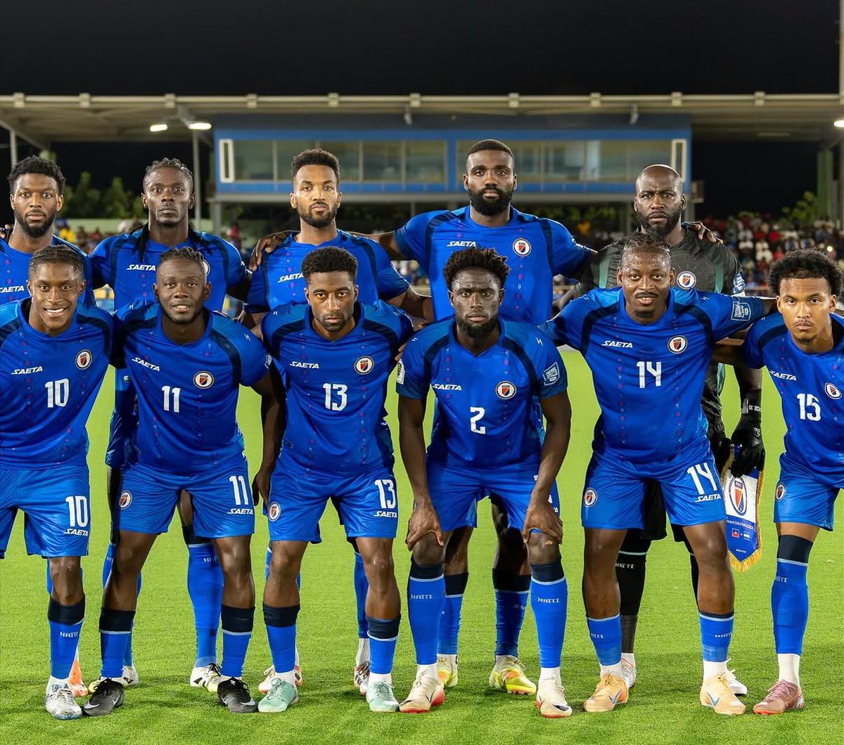 _BeFootball's tweet image. Haïti 🇭🇹 s’est qualifié à la Coupe du Monde 𝗦𝗔𝗡𝗦 𝗝𝗢𝗨𝗘𝗥 𝗨𝗡 𝗦𝗘𝗨𝗟 𝗠𝗔𝗧𝗖𝗛 𝗔 𝗗𝗢𝗠𝗜𝗖𝗜𝗟𝗘. 😳

𝗘𝗡𝗖𝗢𝗥𝗘 𝗣𝗟𝗨𝗦 𝗦𝗬𝗠𝗕𝗢𝗟𝗜𝗤𝗨𝗘 : le pays a décroché sa qualif le jour de commémoration des 222 ans de la Bataille de Vertières, qui a marqué la fin de…