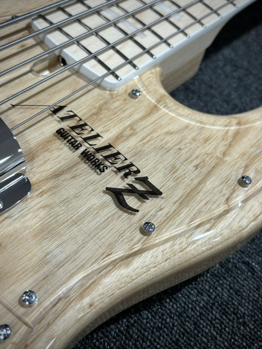 今日も楽しい検品のお時間です。 アトリエZの5弦、M265が入荷