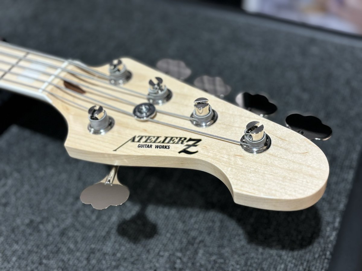 今日も楽しい検品のお時間です。 アトリエZの5弦、M265が入荷