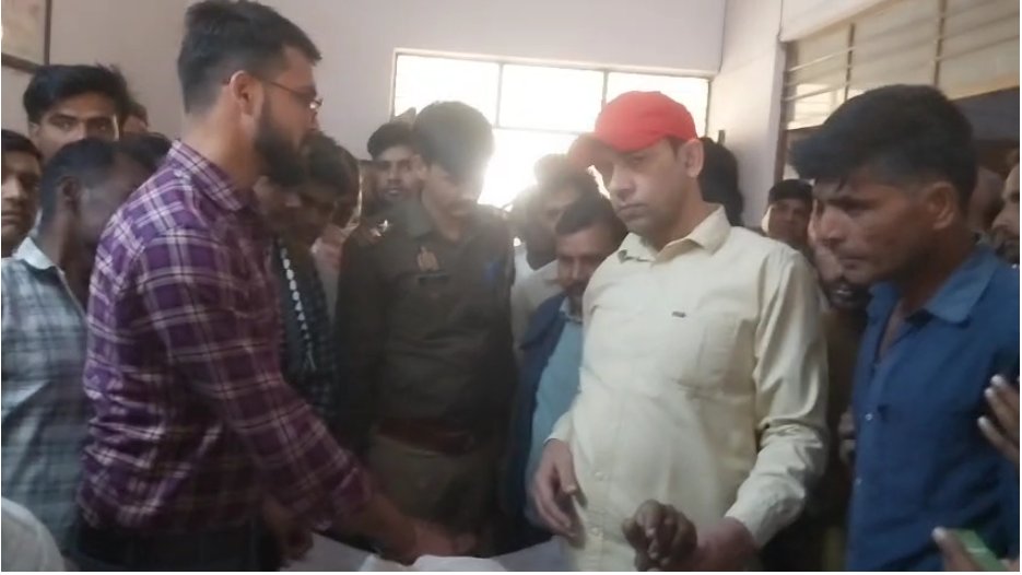 bstvlive's tweet image. संभल : राज मिस्त्री को लगा हाईटेंशन विद्युत करंट

➡करंट लगने से राजमिस्त्री झुलसा, हालत गंभीर
➡डॉक्टर ने राजमिस्त्री को किया मृत घोषित 
➡गुन्नौर कोतवाली क्षेत्र का मामला 

#Sambhal #ElectricShock @UPPCLLKO