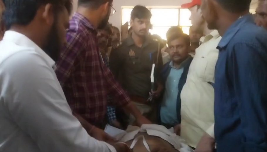 bstvlive's tweet image. संभल : राज मिस्त्री को लगा हाईटेंशन विद्युत करंट

➡करंट लगने से राजमिस्त्री झुलसा, हालत गंभीर
➡डॉक्टर ने राजमिस्त्री को किया मृत घोषित 
➡गुन्नौर कोतवाली क्षेत्र का मामला 

#Sambhal #ElectricShock @UPPCLLKO