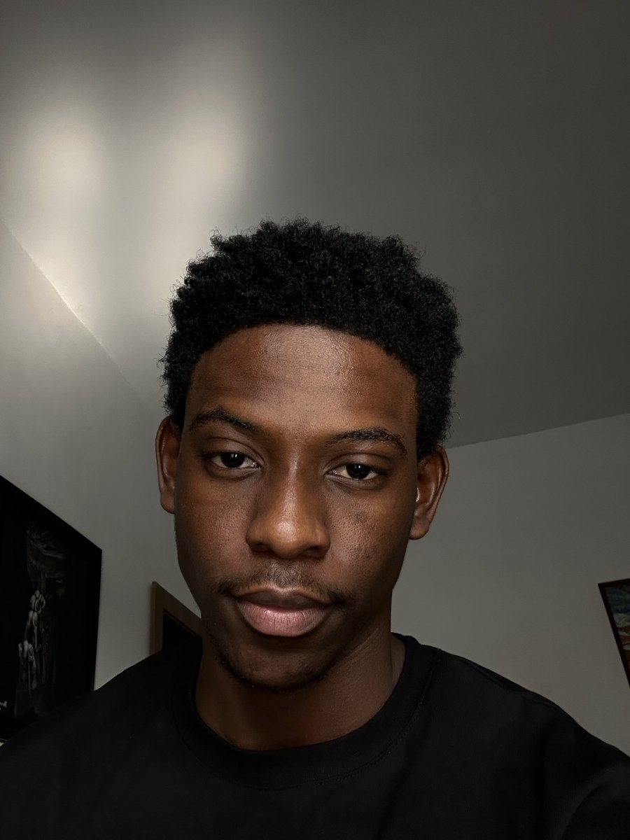 _eyitayoo's tweet image. Opens front camera…