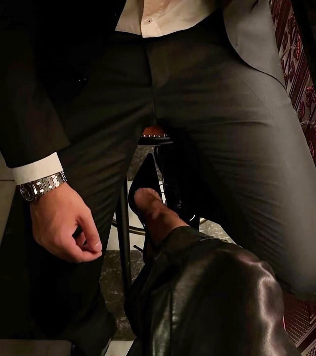 Daniel780097380's tweet photo. 在南京待两天   我穿了高跟鞋等你👠 你穿什么来？ https://t.co/jvhnBs8ALw