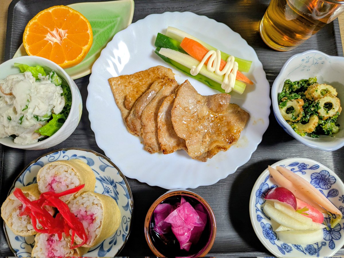 TsukubabaY's tweet photo. #じいじとばあばの晩ご飯
#生姜焼き
#スティック野菜
#大根葉と竹輪の胡麻あえ
#筍芋のサラダ
#柚子大根他
#紫大根の酢漬け
#油揚げで巻き寿司
#みかん https://t.co/sUrOlBjL35