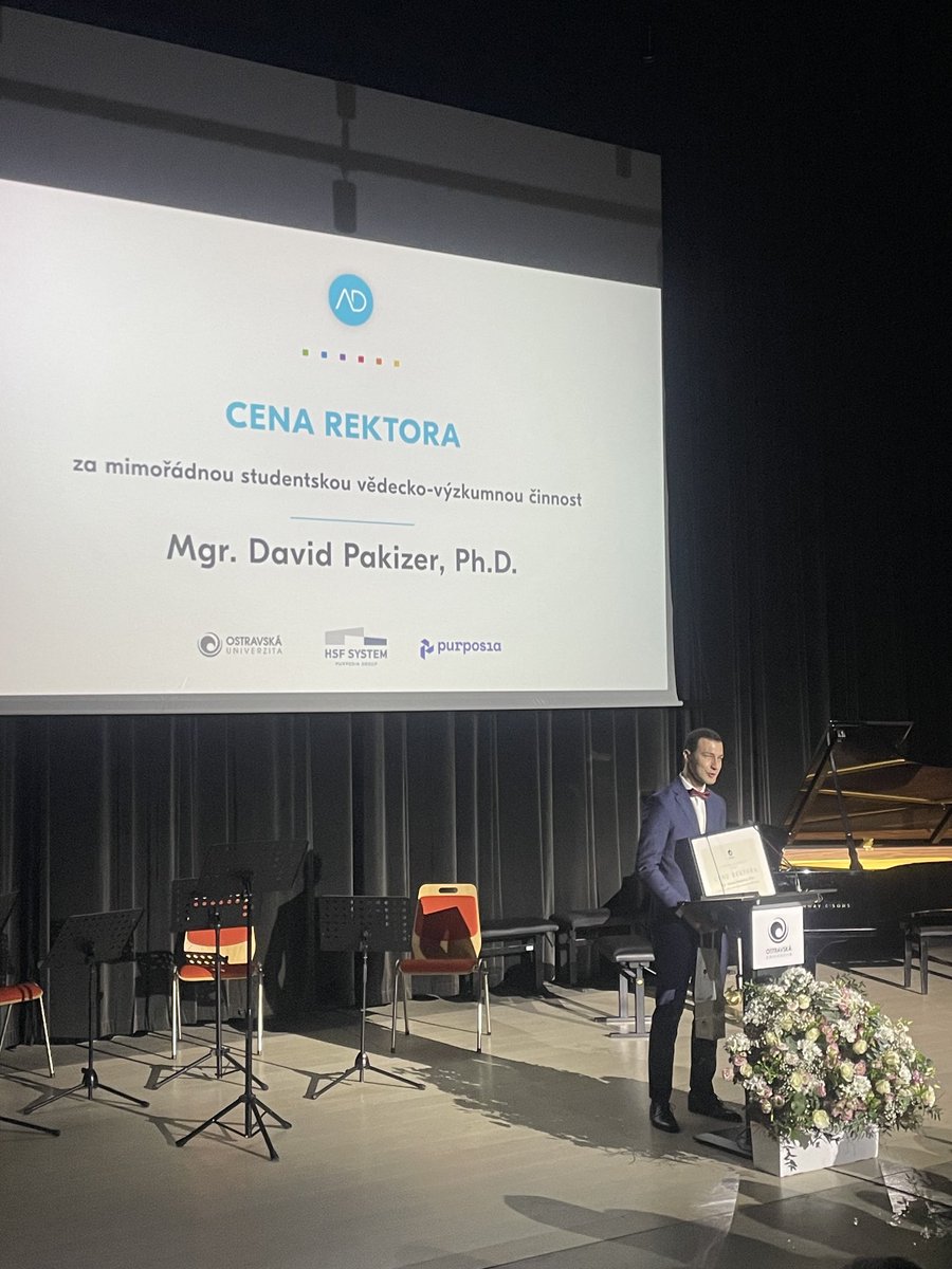 V říjnu získal ocenění student roku ⁦<a href="/LekarskaO/">Lékařská fakulta OU</a>⁩ a teď obdržel stejnou cenu i od rektora jako nejlepší student celé univerzity ⁦<a href="/Ostravska_Uni/">Ostravská univerzita</a>⁩.
dr. Davidovi Pakizerovi a jeho školiteli prof. D. Školoudíkovi gratuluji, je radost mít na fakultě takové vědecké talenty.
