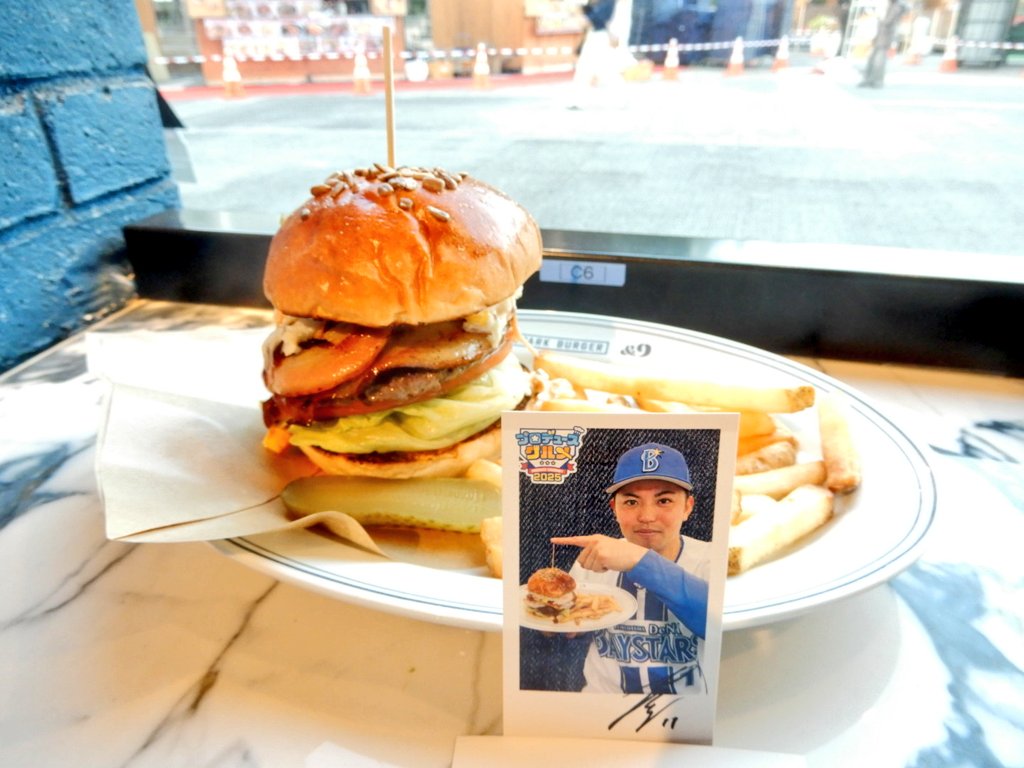 推しを探していたら朝ご飯も昼ご飯も食べ損ねたので肉が胃に染み渡る(笑)😂
東くんバーガー😋