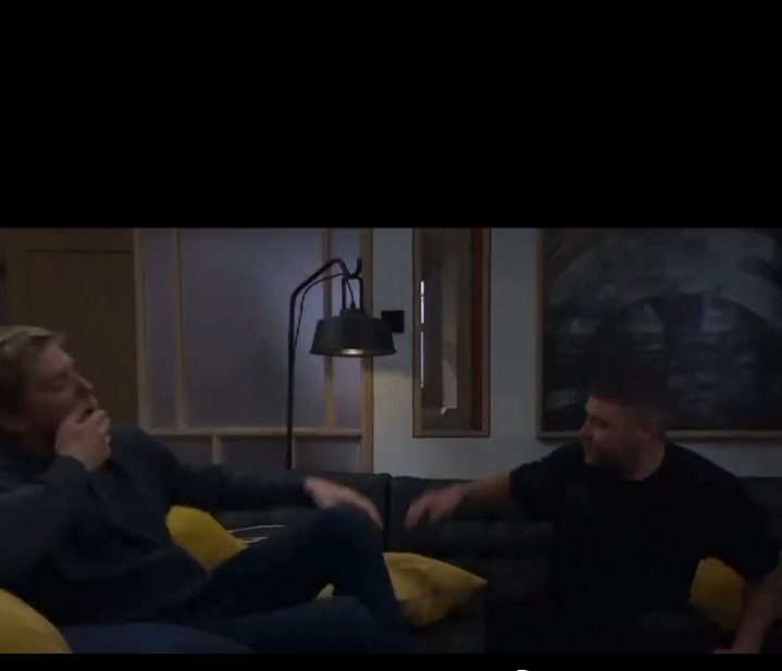 Kate_Skl_'s tweet image. And that detail..!! R wipes his mouth after the kiss!OMG 😂   #Robron