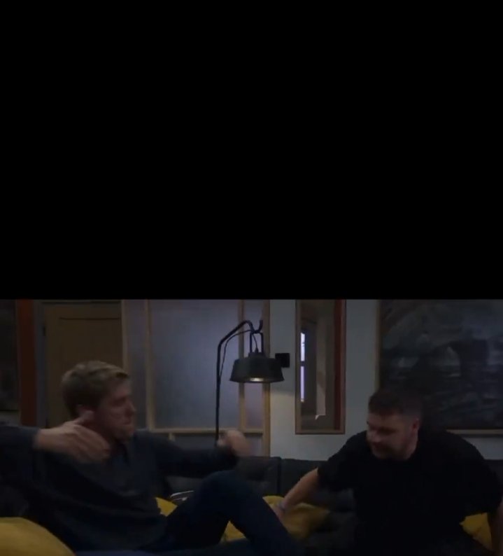 Kate_Skl_'s tweet image. And that detail..!! R wipes his mouth after the kiss!OMG 😂   #Robron