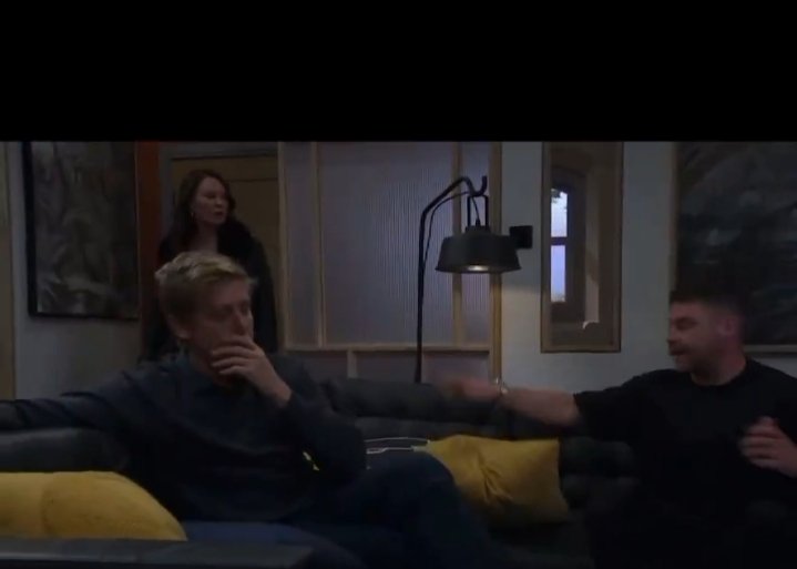 Kate_Skl_'s tweet image. And that detail..!! R wipes his mouth after the kiss!OMG 😂   #Robron