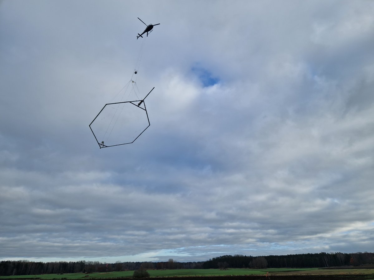 zuid_holland's tweet image. Deze zomer vloog er een helikopter met een enorme hoepel eronder over Goeree-Overflakkee. De helikopter zocht naar waar zoet en zout grondwater te vinden is. Weten waarom? Bekijk ons magazine: bit.ly/4hkYJA0. Word abonnee: bit.ly/3R1HGoe #krachtigZuidHolland