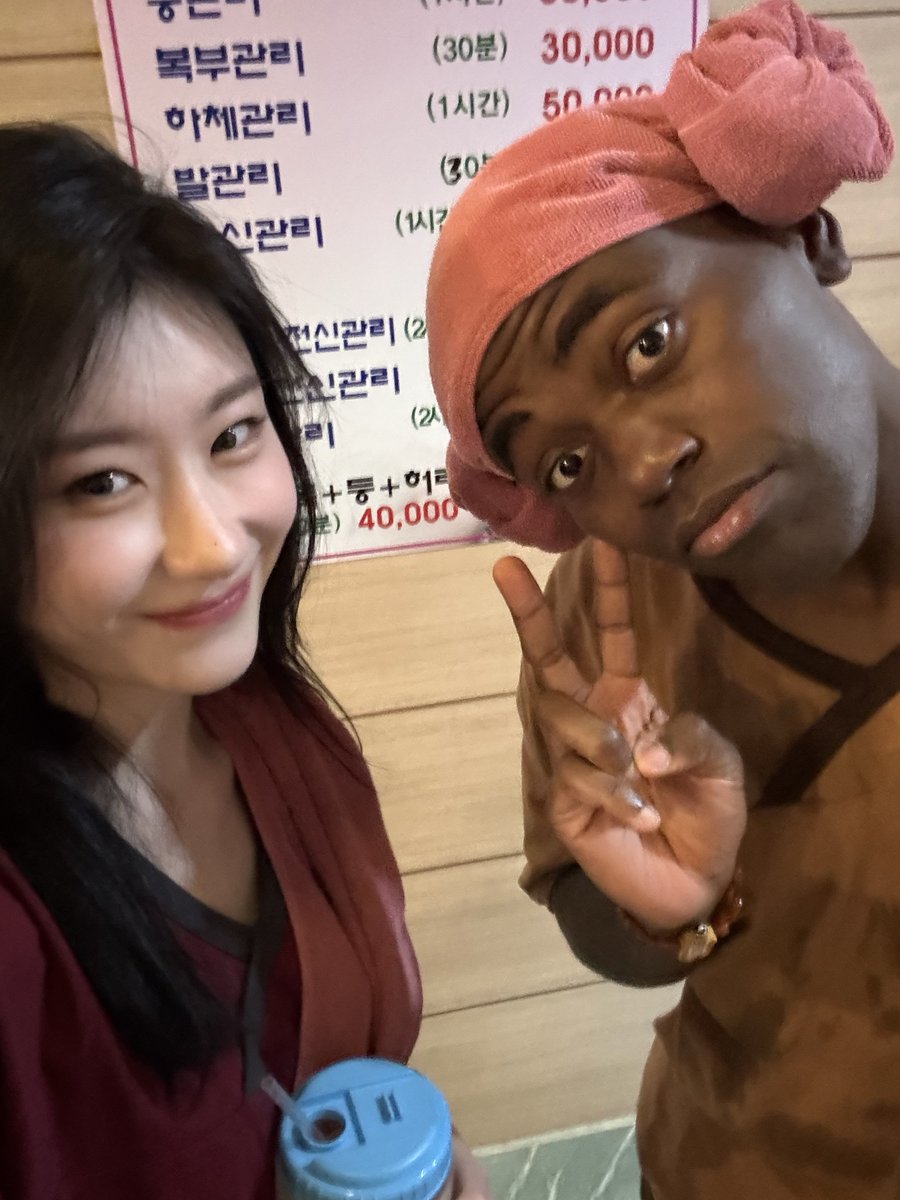 ITZYofficial's tweet photo. [ #조간산책 ]

수요일 최고의 밥친구 🍚
조나단님, 채령이랑 산책할 믿지 구함 👋
🎬 https://t.co/JfGp5jsixK

#ITZY #MIDZY @ITZYofficial
#CHAERYEONG #채령
#ITZY_TUNNELVISION
#ITZY_TNVS https://t.co/RxBUZEWtgW
