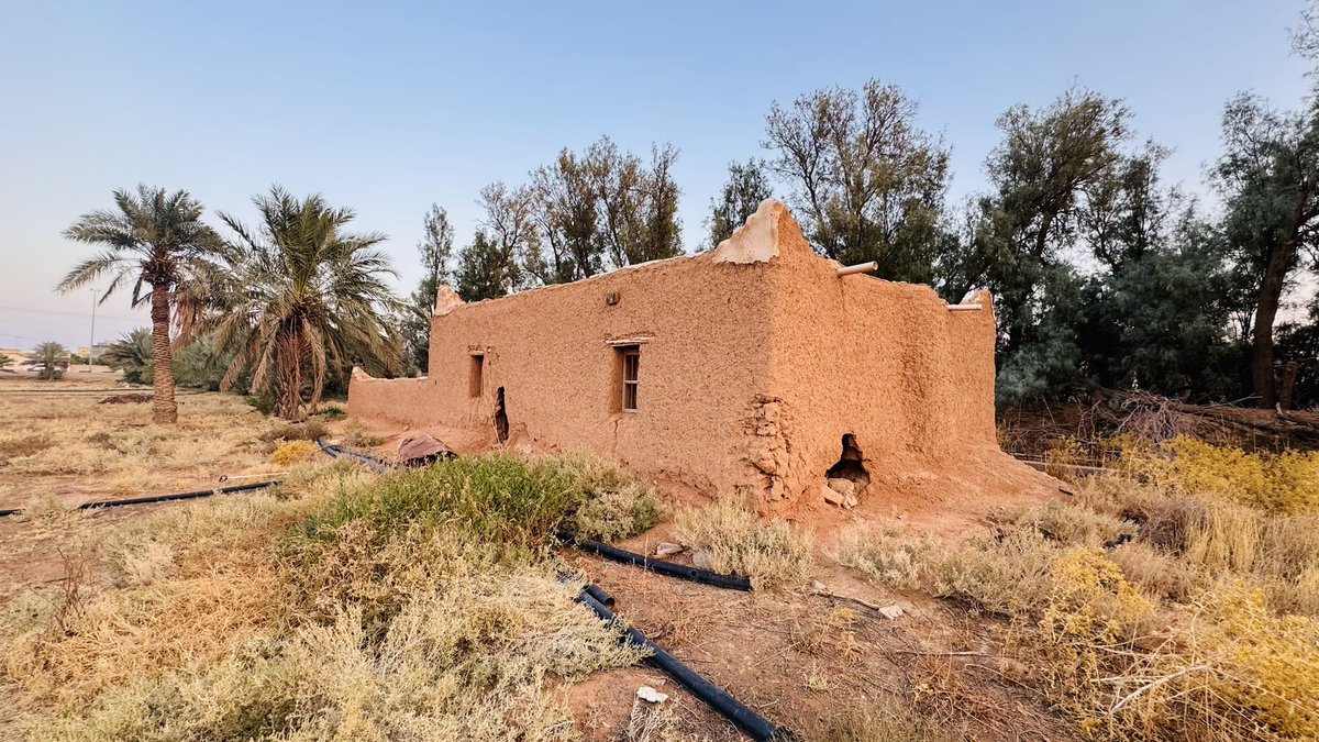 Oldalaqah's tweet image. مسجد الطوالة في ( مُلك سمحة ) جنوب #قرية_علقة_التاريخية  أحد  المساجد التاريخية بمحافظة الزلفي ،
أسس قبل عام 1290هـ .
أعيد ترميمه عام 1362هـ .
وفي عام1419هـ تم نقله من داخل المُلك الى طريق الملك عبدالعزيز ليسهل على المصلين الوصول للمسجد وتم بناؤه وفق المعايير الحديثة .