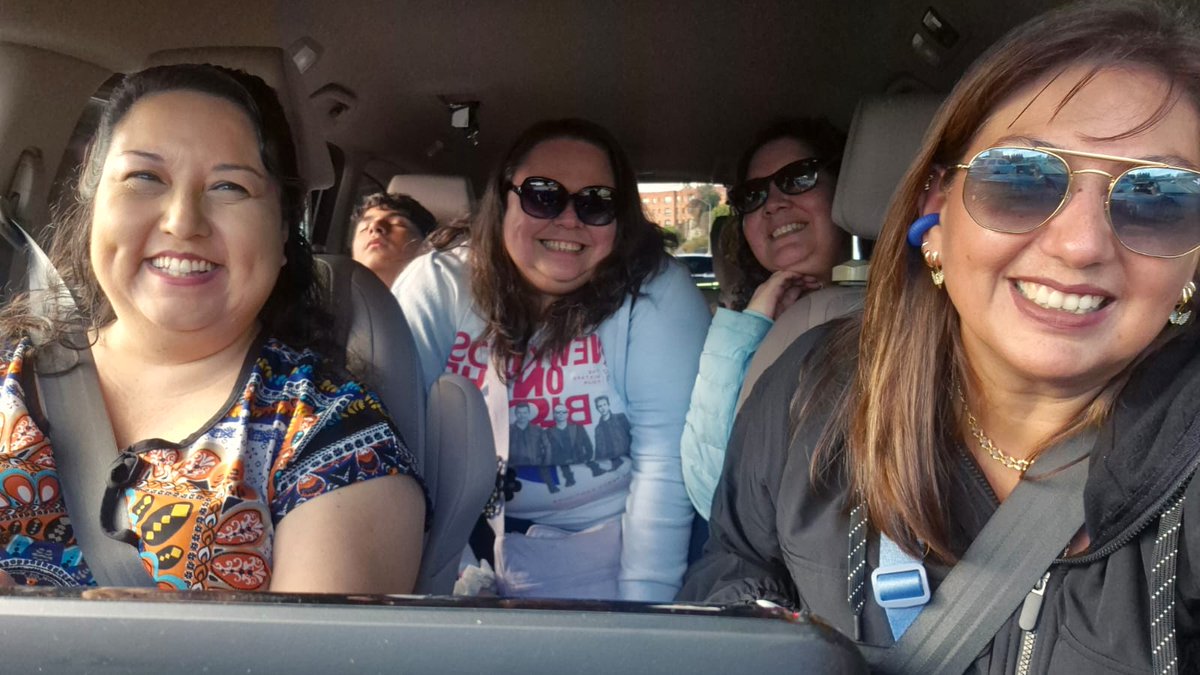 Pamealc_75's tweet photo. Y lo bien que nos la pasamos!!
Gracias @LDelosSantos94 😍
@Karydiz @SoniaNKOTB_Arg
#BlockheadsInLAX  🤖♥️🎉 https://t.co/q8yn829JnU