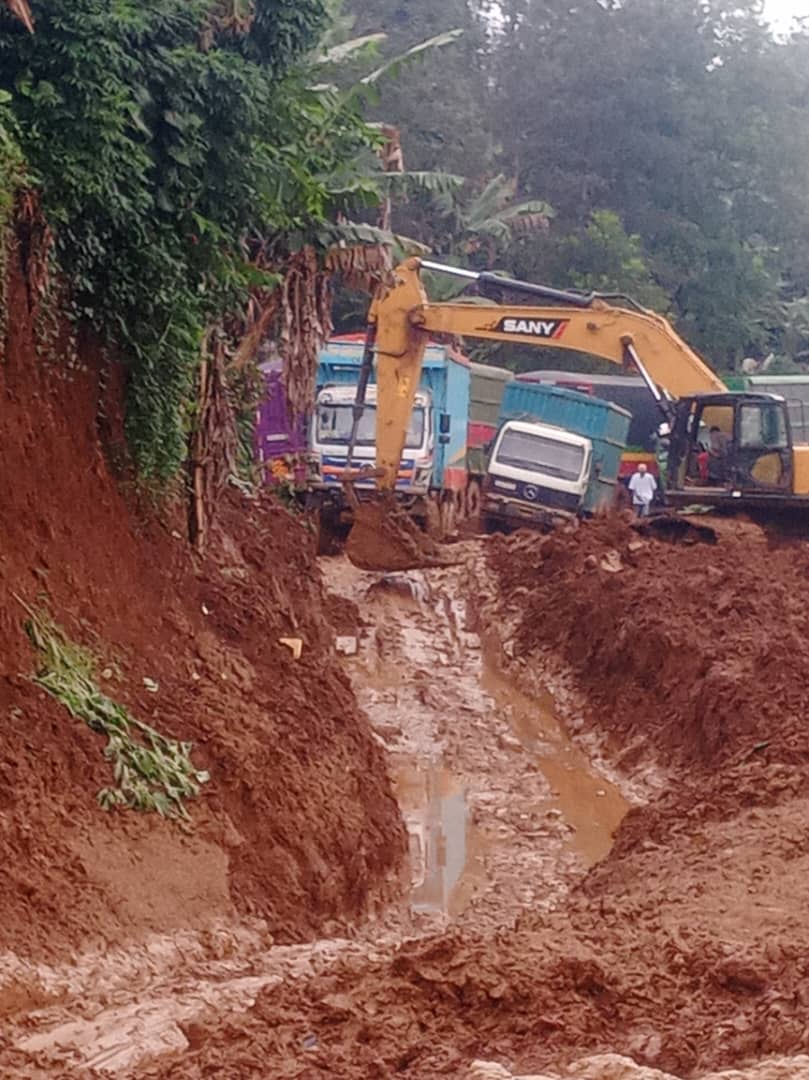 etiennemulindwa's tweet image. #Sud_Kivu : NO COMMENT. Voici à quoi ressemble la Route Nationale Numéro 2, tronçon #Bukavu_Mwenga_Kitutu. Des boursiers invivables à #Kibumba, #Antenne et #Munzele. Il faut des mois pour les passer. Une souffrance aiguë pour les transporteurs. @BNgwi
@SudkivuGouv
@SuminwaJudith