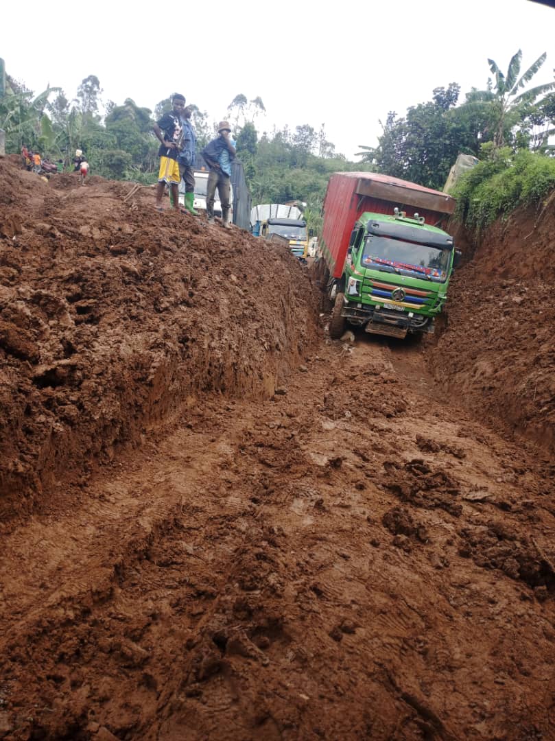 etiennemulindwa's tweet image. #Sud_Kivu : NO COMMENT. Voici à quoi ressemble la Route Nationale Numéro 2, tronçon #Bukavu_Mwenga_Kitutu. Des boursiers invivables à #Kibumba, #Antenne et #Munzele. Il faut des mois pour les passer. Une souffrance aiguë pour les transporteurs. @BNgwi
@SudkivuGouv
@SuminwaJudith