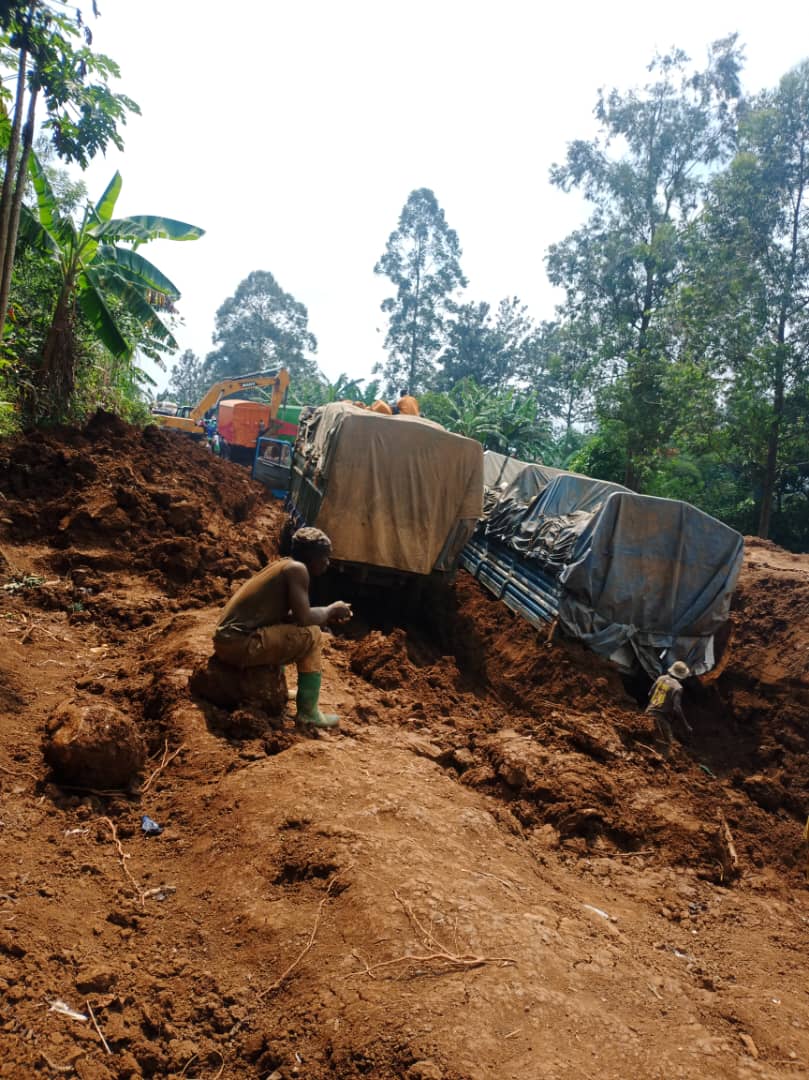 etiennemulindwa's tweet image. #Sud_Kivu : NO COMMENT. Voici à quoi ressemble la Route Nationale Numéro 2, tronçon #Bukavu_Mwenga_Kitutu. Des boursiers invivables à #Kibumba, #Antenne et #Munzele. Il faut des mois pour les passer. Une souffrance aiguë pour les transporteurs. @BNgwi
@SudkivuGouv
@SuminwaJudith