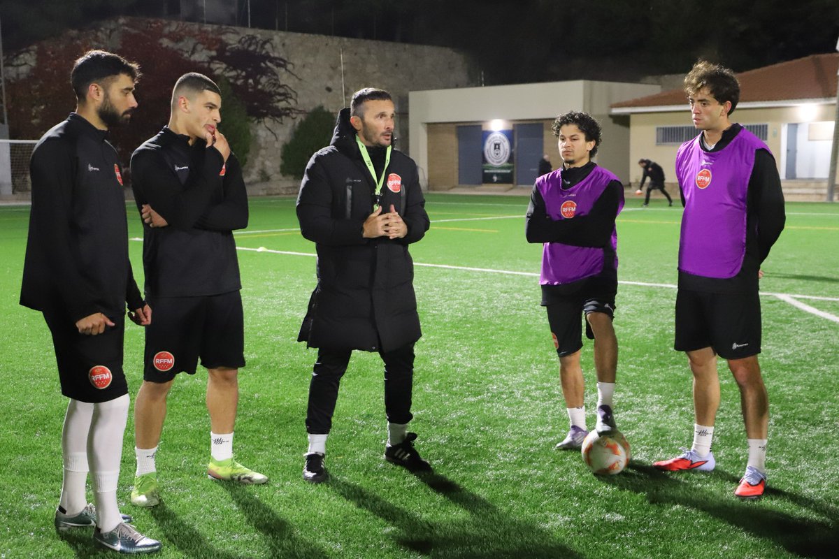 RFFM_oficial's tweet image. La selección de Aficionados entrenó anoche en el Julián Ariza de Torrelodones para preparar la primera fase de la Copa de las Regiones UEFA.

Los futbolistas convocados por Miguel Fernández mostraron gran motivación y compromiso diez días antes de medirse a @FFCV_info y @FCF_CAT.