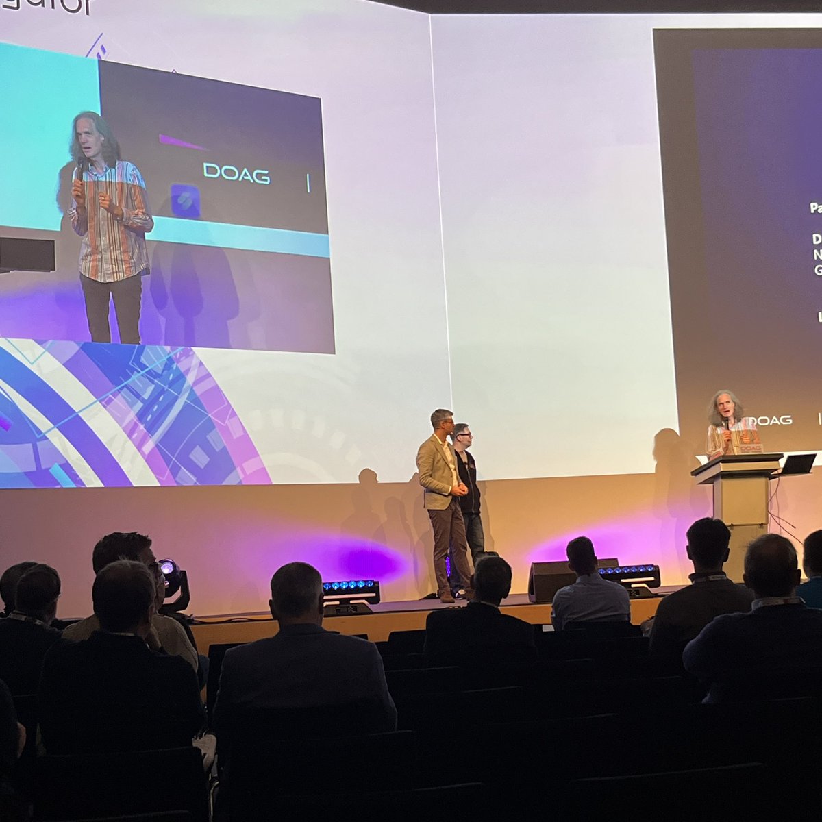 DOAGeV's tweet photo. Die #KINavigator beginnt! 🚀

Stefan Unger, Oliver Szymanski und Rainald Menge-Sonnentag begrüßten die Teilnehmenden.

Danach übernahm der „Zeitreisende“ Lars Roewekamp die Bühne und gab für die Softwareentwicklung mit #KI einen Ausblick auf das nächste Jahrzehnt ⏳ https://t.co/UmJo6SqPJu