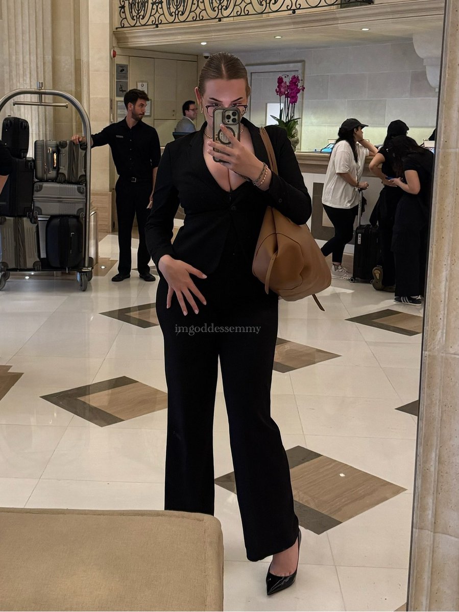 Shoppen gehen macht mir wieder bessere Laune, wer von euch bezahlt mir den Tag?🤍💸