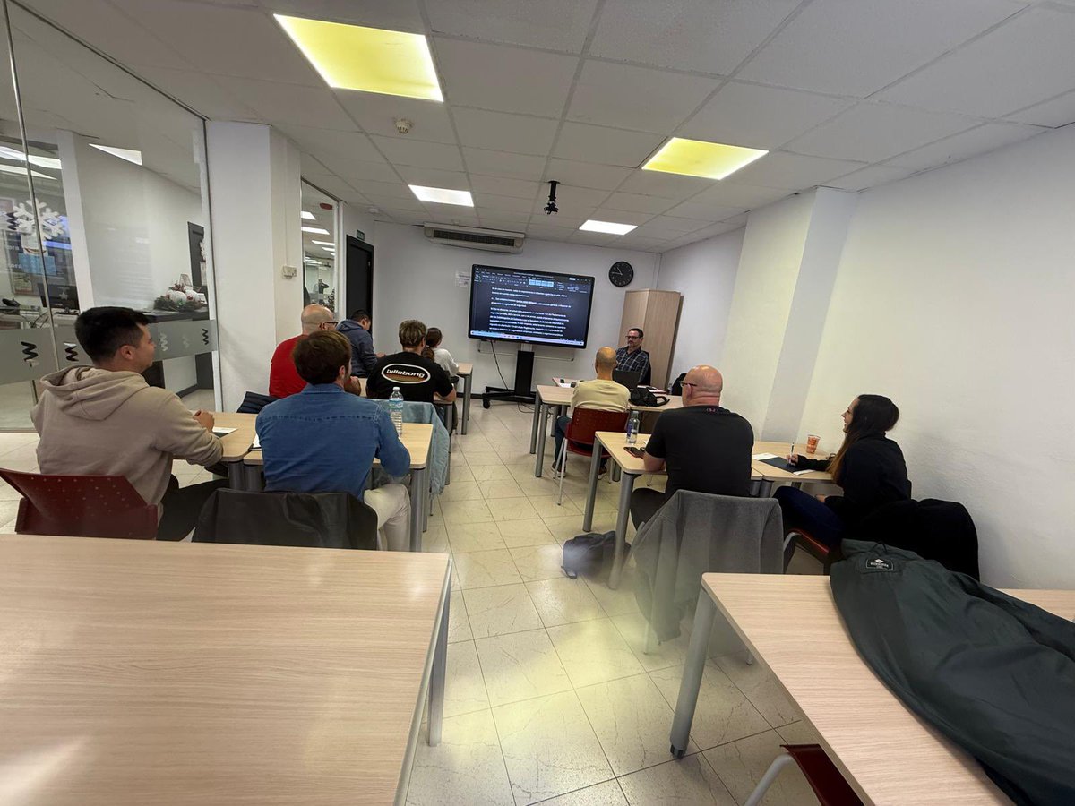 🤩Muy contentos por seguir trabajando codo a codo con @SecuritasDirect para formar a sus trabajadores y mejorar sus capacidades 🏫📕

Este año Han reforzados sus conocimientos en Patrimonios históricos y artísticos 👮🏻‍♀️👮🏼‍♂️

#formamosprofesionales #ideas #securitas