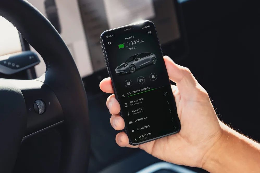 MarioNawfal's tweet image. 🇺🇸 TESLA’S LATEST UPDATE DROPS

Tesla pushed the new 2025.44 update and you can feel Elon setting the stage for something big with the Holiday release.

Intel cars finally get the smoother Dashcam Viewer with a clean grid layout, faster clip jumping, and those 15 second skips…