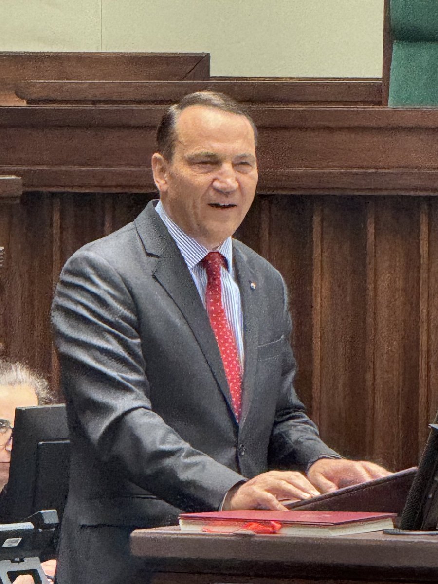 🚨 KOMPROMITACJA SIKORSKIEGO🤦‍♂️

Sikorski wyszedł na mównicę sejmową, mówiąc, że musi wypowiedzieć się w ważnej sprawie dla
Polski. 

Po czym z kartki odczytuje wcześniej przygotowane przemówienie, w którym nie ma nic poza politycznym atakiem — głównie wymierzonym w prezydenta