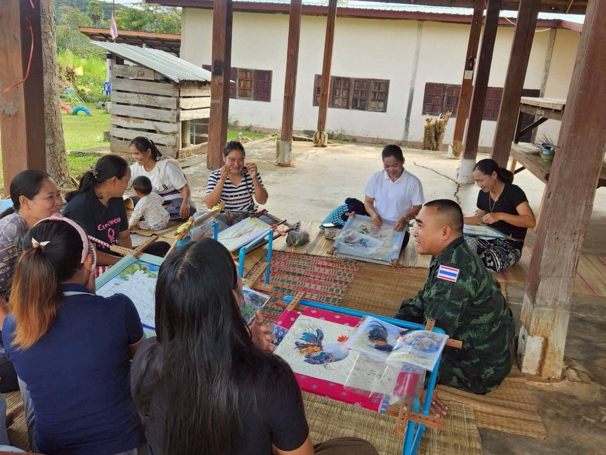 army2pr's tweet image. ชุดปฏิบัติการโครงการส่งเสริมศิลปาชีพบ้านหนองแคน (ร.3 พัน.2) เยี่ยมเยียนและติดตามผลการปฏิบัติงานของ กลุ่มสมาชิกทอผ้า, ปักผ้าไหม และปลูกหม่อนเลี้ยงไหม ต.หนองแคน อ.ดงหลวง จ.มุกดาหาร 
#กองพันย่าโม 
#กองทัพภาคที่2 
#กองทัพบก