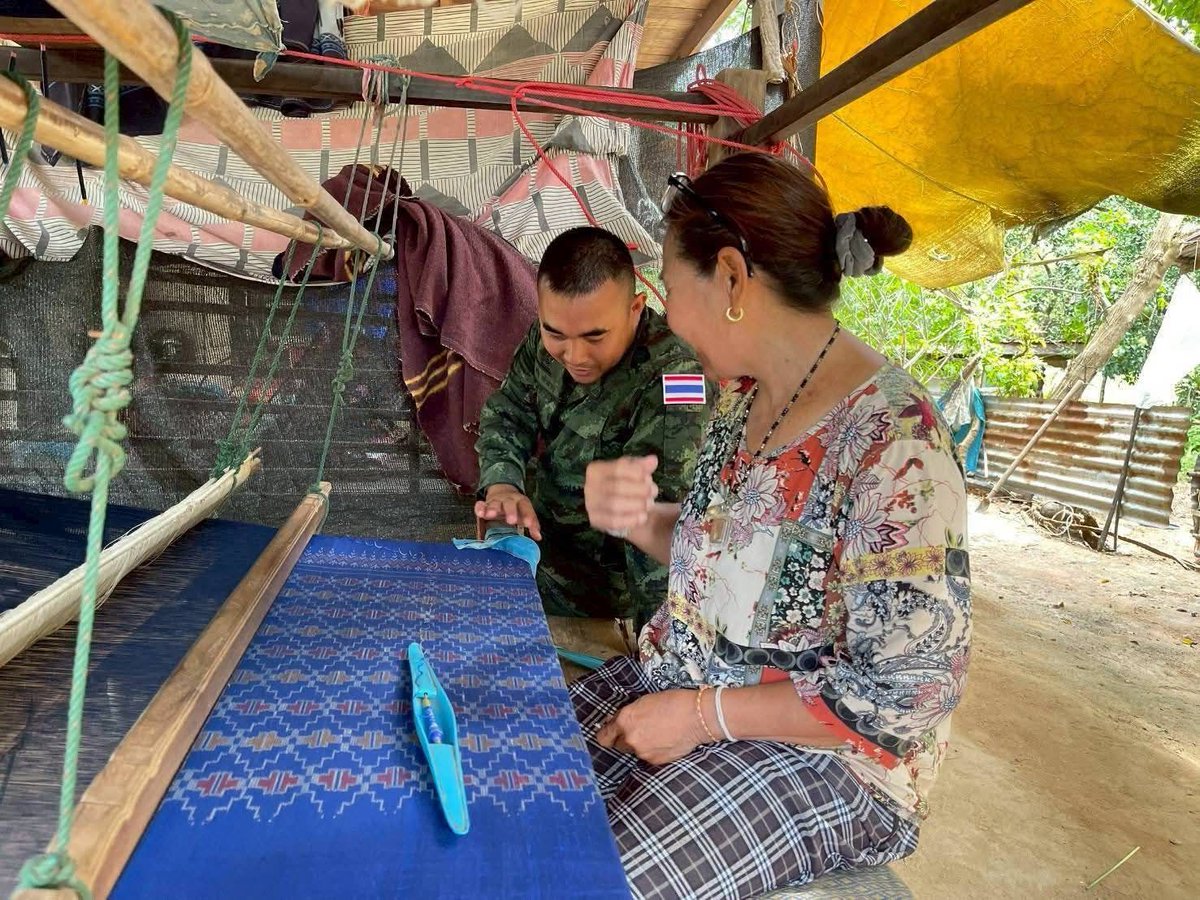 army2pr's tweet image. ชุดปฏิบัติการโครงการส่งเสริมศิลปาชีพบ้านหนองแคน (ร.3 พัน.2) เยี่ยมเยียนและติดตามผลการปฏิบัติงานของ กลุ่มสมาชิกทอผ้า, ปักผ้าไหม และปลูกหม่อนเลี้ยงไหม ต.หนองแคน อ.ดงหลวง จ.มุกดาหาร 
#กองพันย่าโม 
#กองทัพภาคที่2 
#กองทัพบก