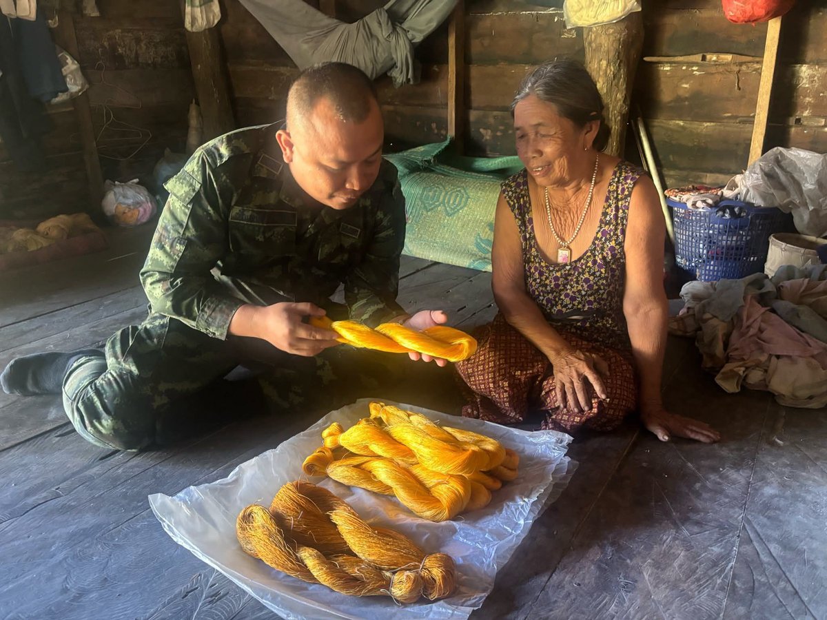 army2pr's tweet image. ชุดปฏิบัติการโครงการส่งเสริมศิลปาชีพบ้านหนองแคน (ร.3 พัน.2) เยี่ยมเยียนและติดตามผลการปฏิบัติงานของ กลุ่มสมาชิกทอผ้า, ปักผ้าไหม และปลูกหม่อนเลี้ยงไหม ต.หนองแคน อ.ดงหลวง จ.มุกดาหาร 
#กองพันย่าโม 
#กองทัพภาคที่2 
#กองทัพบก