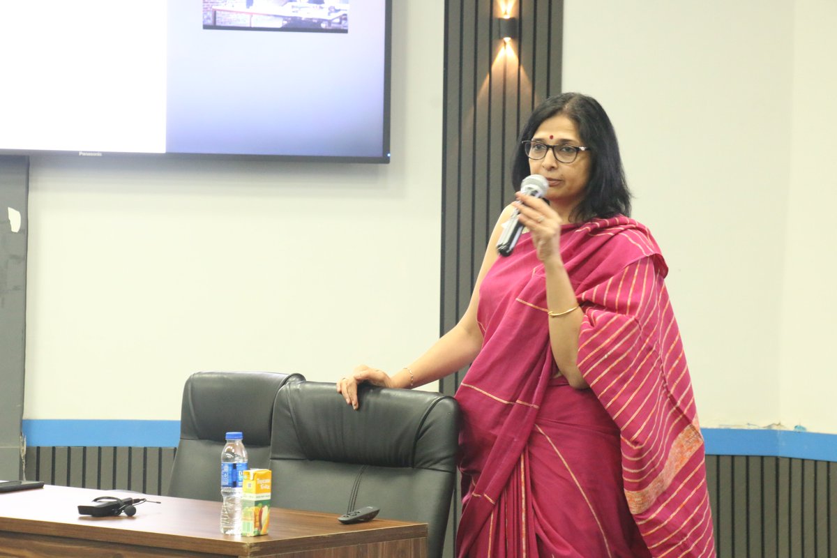 tallysolutions's tweet image. Jayati Singh, Chief Marketing Officer at Tally Solutions, interacted with the final-year PGDM batch at @FORE_Delhi, leading a session on “Making of a CMO – B2C &amp;amp; B2B Masala Mix.”

Jayati shared her journey and experiences, offering guidance, mentorship, and encouragement to…