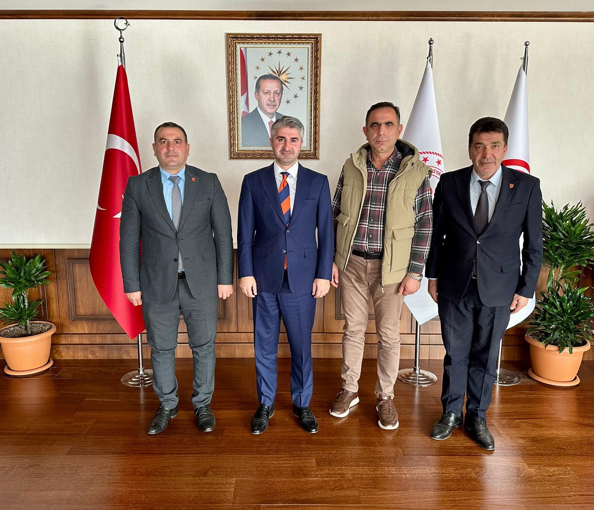 Terörle Mücadele Sırasında Yaralanıp Gazi Sayılmayanlar Derneği Başkanı Sayın Ertuğrul Gazi Demir ve beraberindeki heyeti bakanlığımızda misafir ettik.

Nazik ziyaretleri için Sayın <a href="/ErtugrlGaziTmsy/">ERTUĞRUL GAZİ DEMİR</a> ve ekibine teşekkür ediyor, çalışmalarında başarılar diliyorum.