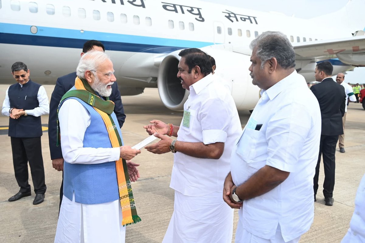 AIADMKOfficial's tweet image. தென்னிந்திய இயற்கை வேளாண் மாநாட்டை துவக்கி வைக்க தமிழகத்திற்கு வருகை புரிந்துள்ள மாண்புமிகு இந்தியப் பிரதமர் திரு. @narendramodi அவர்களை, கோவை விமான நிலையத்தில் மாண்புமிகு கழகப் பொதுச்செயலாளர், புரட்சித்தமிழர் @EPSTamilNadu அவர்கள் வரவேற்றார்கள்.

@PMOIndia
@AIADMKOfficial
