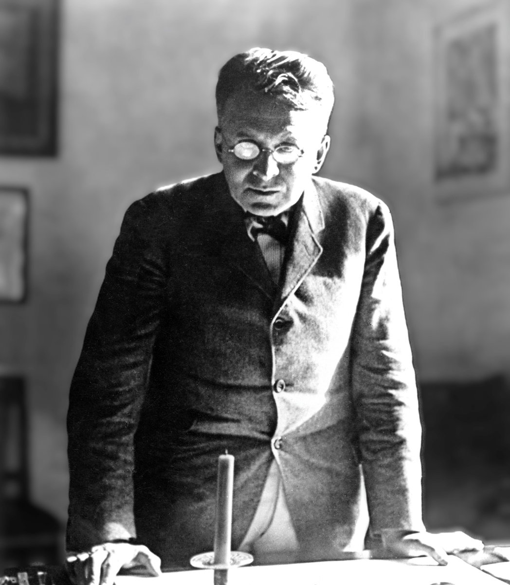 HO_Editorial's tweet image. Llega a librerías «Los últimos días de la humanidad», una de las obras míticas de la literatura universal. Un libro inconmensurable que incide en la barbarie bélica suscitada por la Primera Guerra Mundial y lo hace atravesado por todos los géneros y estilos literarios, por todas…