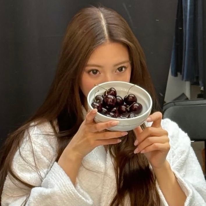 muncorner's tweet image. Dear, darlingest peopsicle! ;]♥︎ Would you like to befriend this legal aged lady! (19↑) A self certified night owl &amp;amp; horror #nerd, that jumps into tunes and F1 frequently on her chatterbox 🌳 Call upon her gently with a simple hi or a nice TMI, perhaps? She&apos;ll wait.