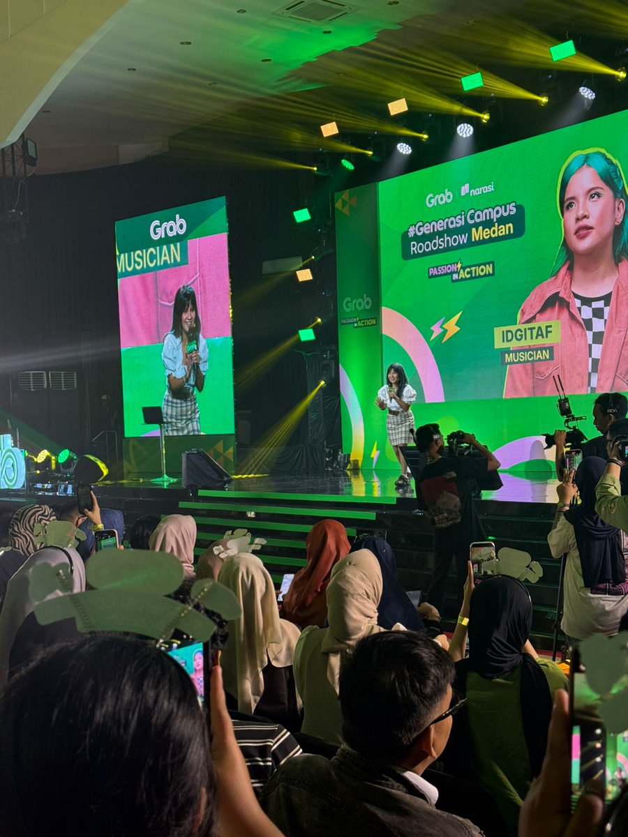 Guest star tampil satu per satu dan suasana makin pecah! Energi #GenerasiCampus2025 nge-blend sama hype di seluruh area Grab Generasi Campus Roadshow, semuanya kebawa euforianya
