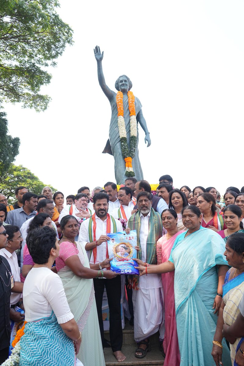 iamkondasurekha's tweet photo. చేనేతకు ఆదరణ.. మహిళలకు ఆత్మవిశ్వాసం...

చేనేత కార్మికులతో నేయించిన కోటి నాణ్యమైన చీరలను రాష్ట్రంలోని కోటి మంది మహిళలకు పంపిణీ చేయడానికి, ఇందిరమ్మ స్ఫూర్తితో రూపొందించిన “ఇందిరమ్మ చీరల పథకం” ను ముఖ్యమంత్రి శ్రీ @revanth_anumula గారు ప్రారంభించిన కార్యక్రమంలో సహచర మంత్రులతో కలిసి పాల్గొన్నాను.

ఇందిరమ్మ జయంతి సందర్బంగా ప్రారంభించిన ఈ పథకం మహిళల గౌరవాన్ని కాపాడటం మాత్రమే కాదు, చేనేత రంగానికి కొత్త ఊపును తీసుకురావడంలో కూడా కీలక పాత్ర పోషిస్తుంది. అర్హులైన ప్రతి మహిళకు ఈ చీరలు అందేలా ప్రభుత్వం విధివిధానాలను సమర్థంగా అమలు చేస్తోంది.

#indiragandhi #PrimeMinisterOfIndia #ironladyofindia #indiramma