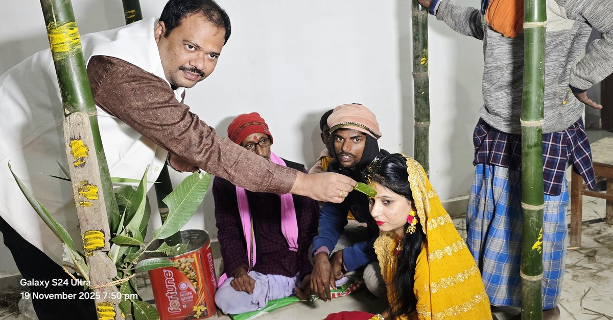 DrDeepakkumar_'s tweet image. #चकिया 
घनश्याम पकड़ी में फुफेरी बहन (पिता- कृष्णनंदन प्रसाद कुशवाहा) के शादी पुर्व पूजा मटकोर एवं हल्दी के रस्म में सम्मिलित होकर आशीर्वाद दिए।
#pujamatkor #haldifunction #haldiceremony 

#DrDeepakkumar