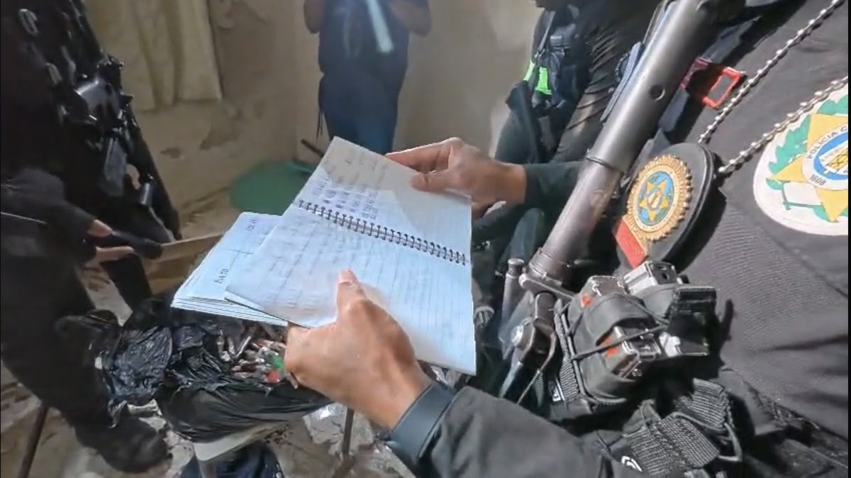 GovRJ's tweet image. 🚨 #GovRJ desmonta bunker do Comando Vermelho dentro de escola na Vila Kennedy

Até o início da manhã de hoje, nova etapa da #OperaçãoContenção prendeu 16 criminosos e dois foram mortos em confronto. Armas e drogas foram localizadas na unidade de ensino.

Ação segue em andamento.