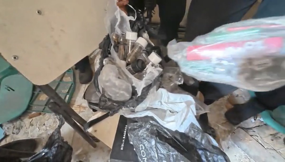 GovRJ's tweet image. 🚨 #GovRJ desmonta bunker do Comando Vermelho dentro de escola na Vila Kennedy

Até o início da manhã de hoje, nova etapa da #OperaçãoContenção prendeu 16 criminosos e dois foram mortos em confronto. Armas e drogas foram localizadas na unidade de ensino.

Ação segue em andamento.