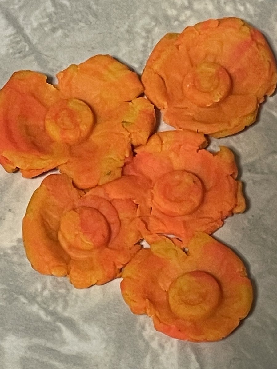 mila255h's tweet image. #WhenINeedTimeForMyself I make Playdoh flowers 😜