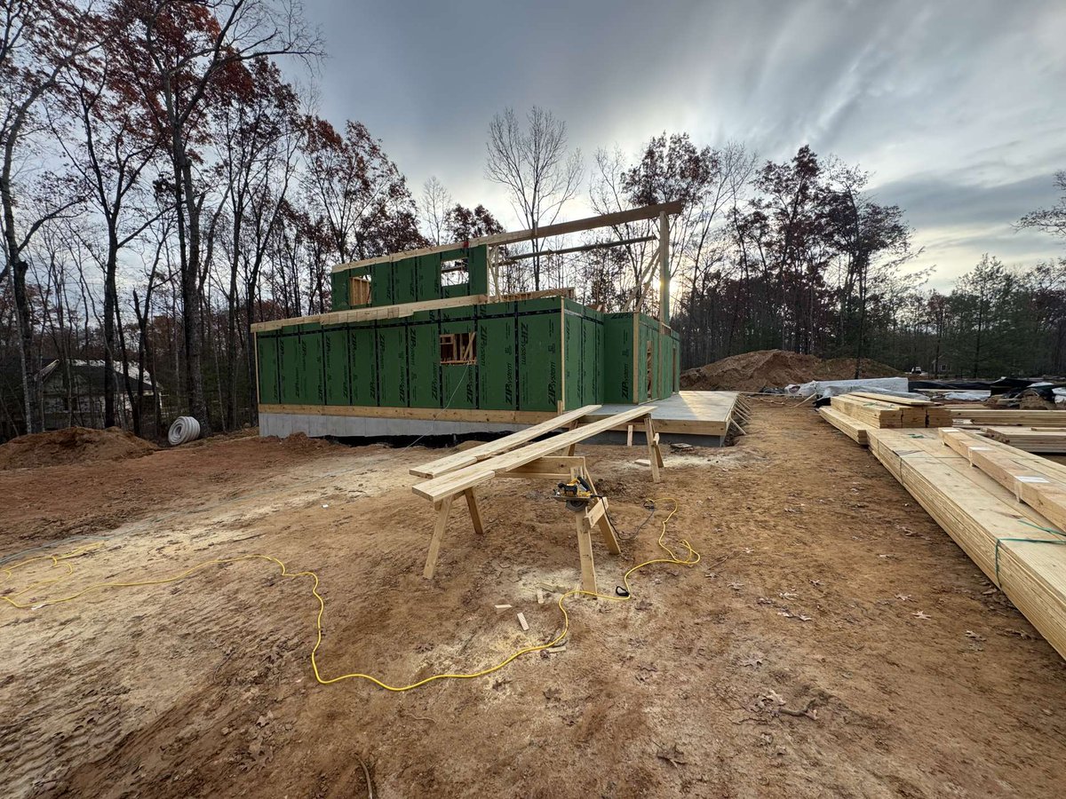 LogHomePro's tweet image. CONSTRUCTION: Ridge is set! Started cutting and installing rafters. #BigTimberBuilders