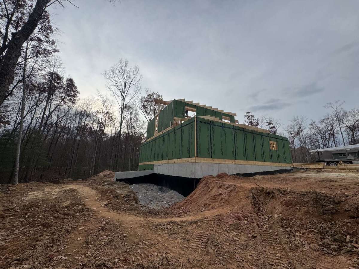 LogHomePro's tweet image. CONSTRUCTION: Ridge is set! Started cutting and installing rafters. #BigTimberBuilders