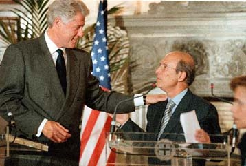 "Φονιάδες των λαών, Αμερικάνοι": Σαν σήμερα, 19 Νοεμβρίου 1999, το ΚΚΕ, άλλες οργανώσεις της αριστεράς και χιλιάδες λαού ακυρώνουν στην πράξη την απαγόρευση διαδηλώσεων για την επίσκεψη Κλίντον, την εντολή "στρατιωτικού νόμου" που έχει ουσιαστικά κηρύξει η κυβέρνηση του ΠΑΣΟΚ και