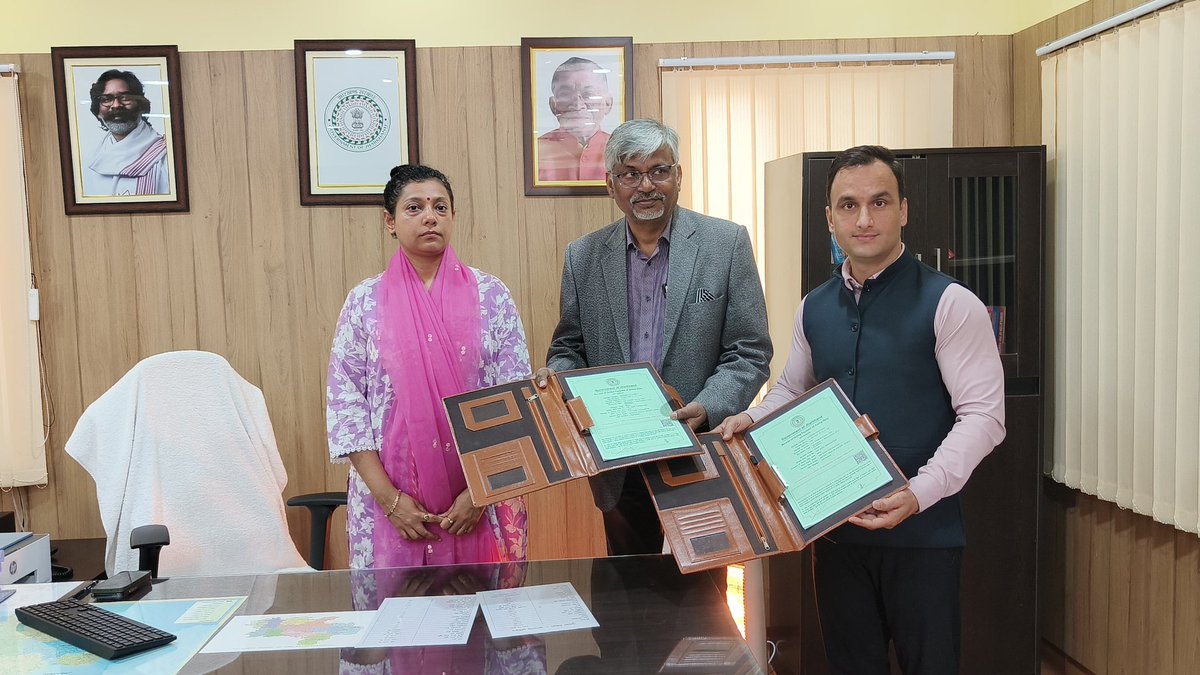 DCGumla's tweet image. दिए निर्देश पर आज जिला #स्वास्थ्य_विभाग गुमला एवं #द_हंस_फाउंडेशन के बीच जारी #PHC के #सुदृढ़ीकरण हेतु #MoU पर हस्ताक्षर किए गए।इस साझेदारी के तहत OPD,लैब जांच,ANC चेकअप,डिलीवरी सुविधा,#निःशुल्क दवा उपलब्धता एवं अन्य आधारभूत #स्वास्थ्य_सेवाओं को और मजबूत किया जाएगा।