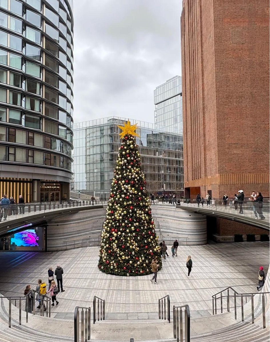 abc2014010's tweet image. The Christmas atmosphere at Battersea Power Station is fantastic!
